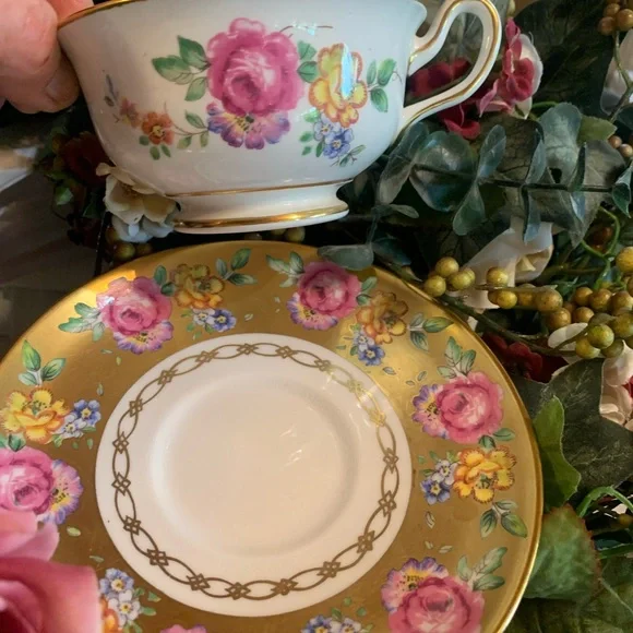 “Vintage” Royal Chelsea Cup & Saucer (Set) - Picture 5 of 13